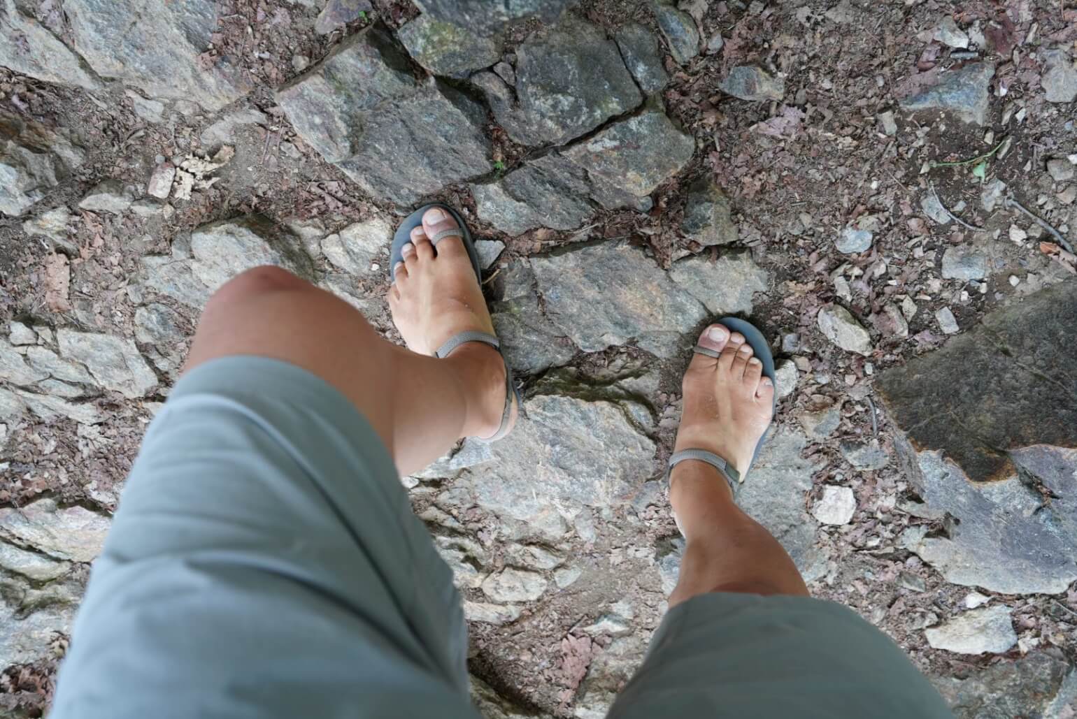 吾妻山の石の道を歩く足元