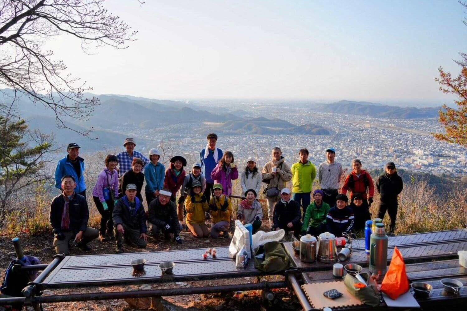 吾妻山山頂に集う人々と桐生市街の眺め