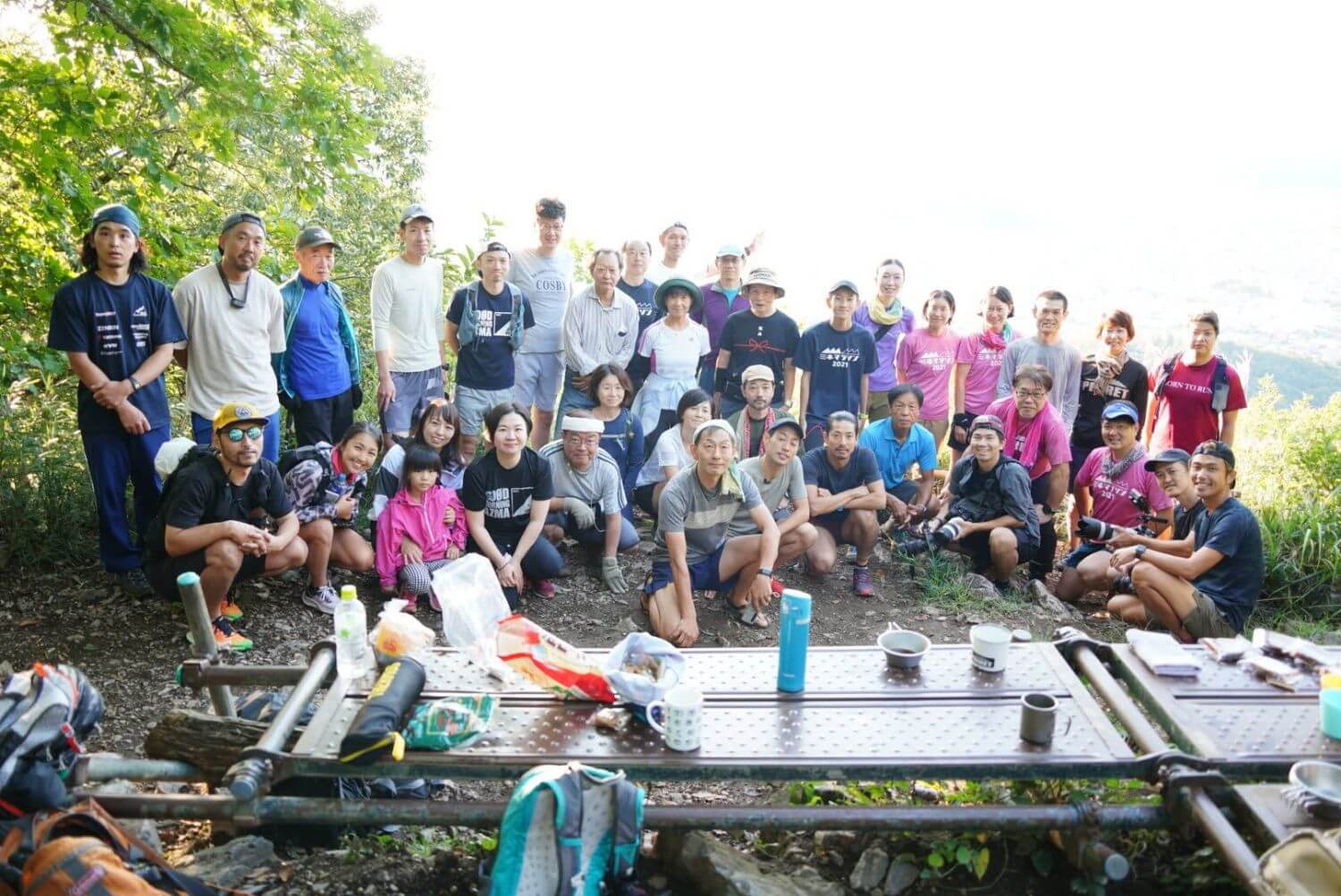 吾妻山山頂で集う人々