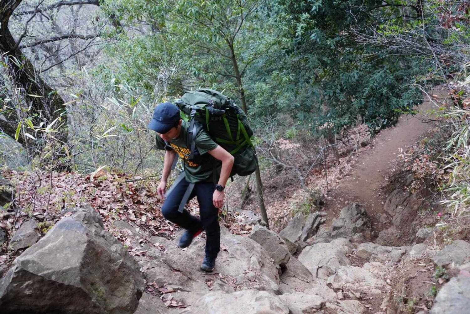 吾妻山の登山道を歩く人