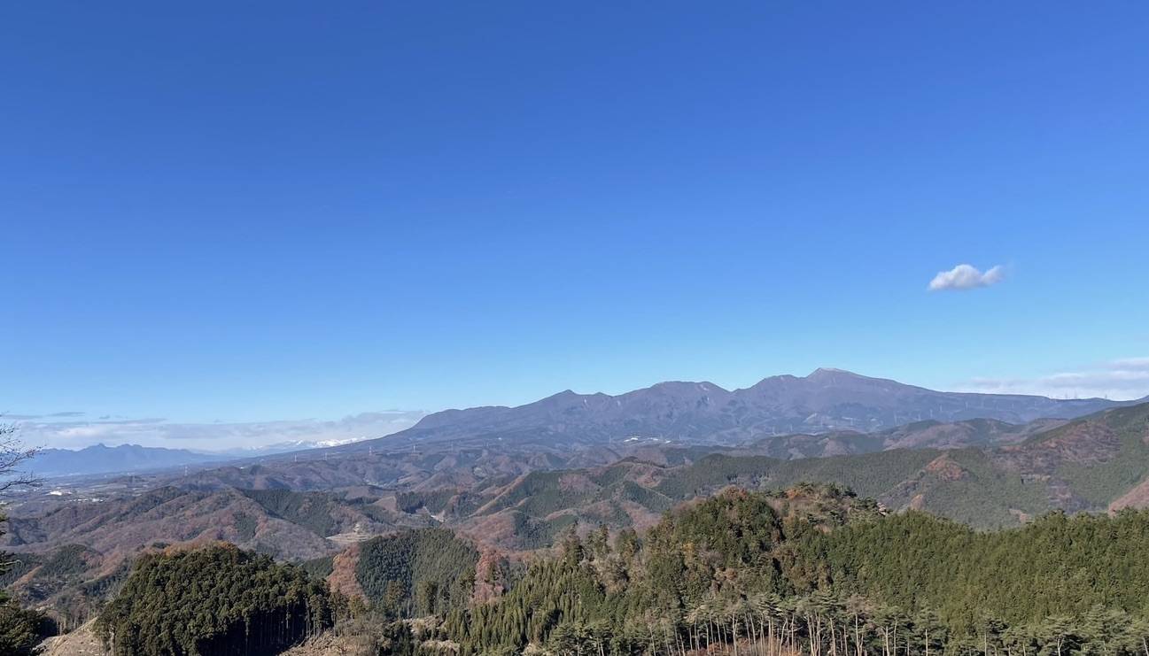 山域と町を見渡す眺望